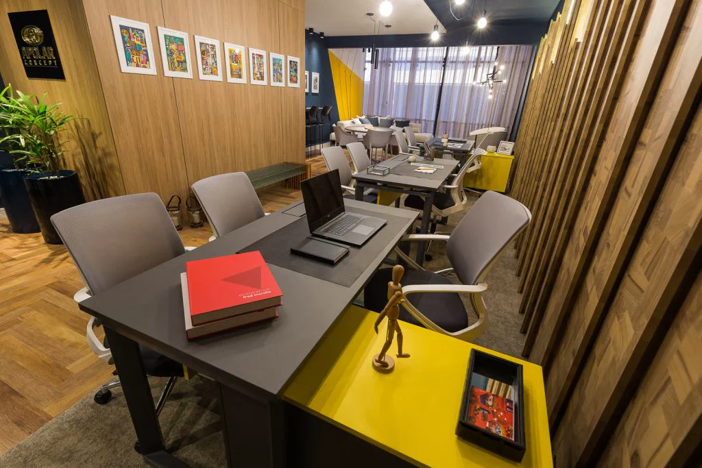 Ambiente criativo com mesas de trabalho e reunião