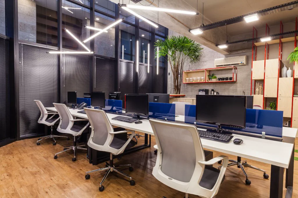 Sala de reunião compacta com mesa oval e cadeiras corporativas