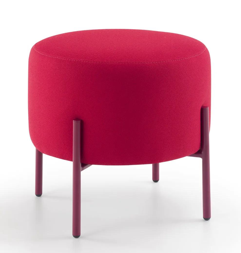 Pufe redondo vermelho com estrutura metálica