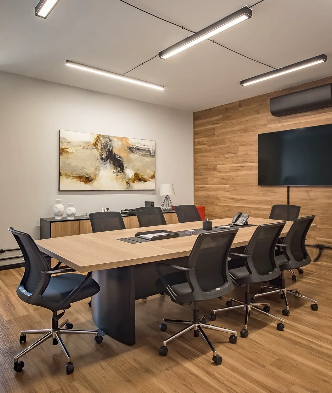 Sala de reunião com mesa ampla de madeira