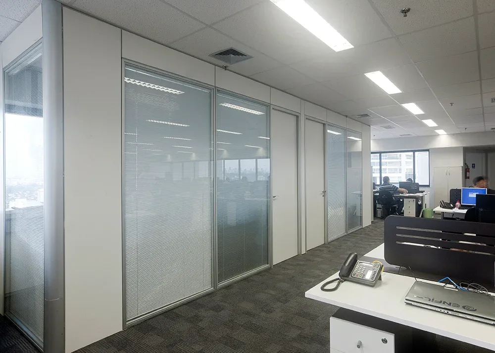 Divisória corporativa com painéis e porta de acesso