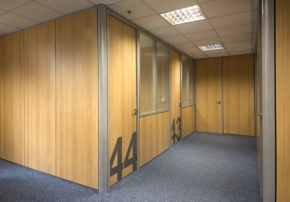 Detalhe de divisória modular em ambiente de trabalho