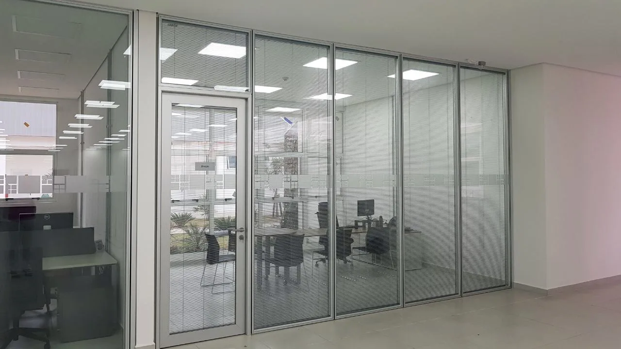 Divisórias transparentes em layout corporativo moderno