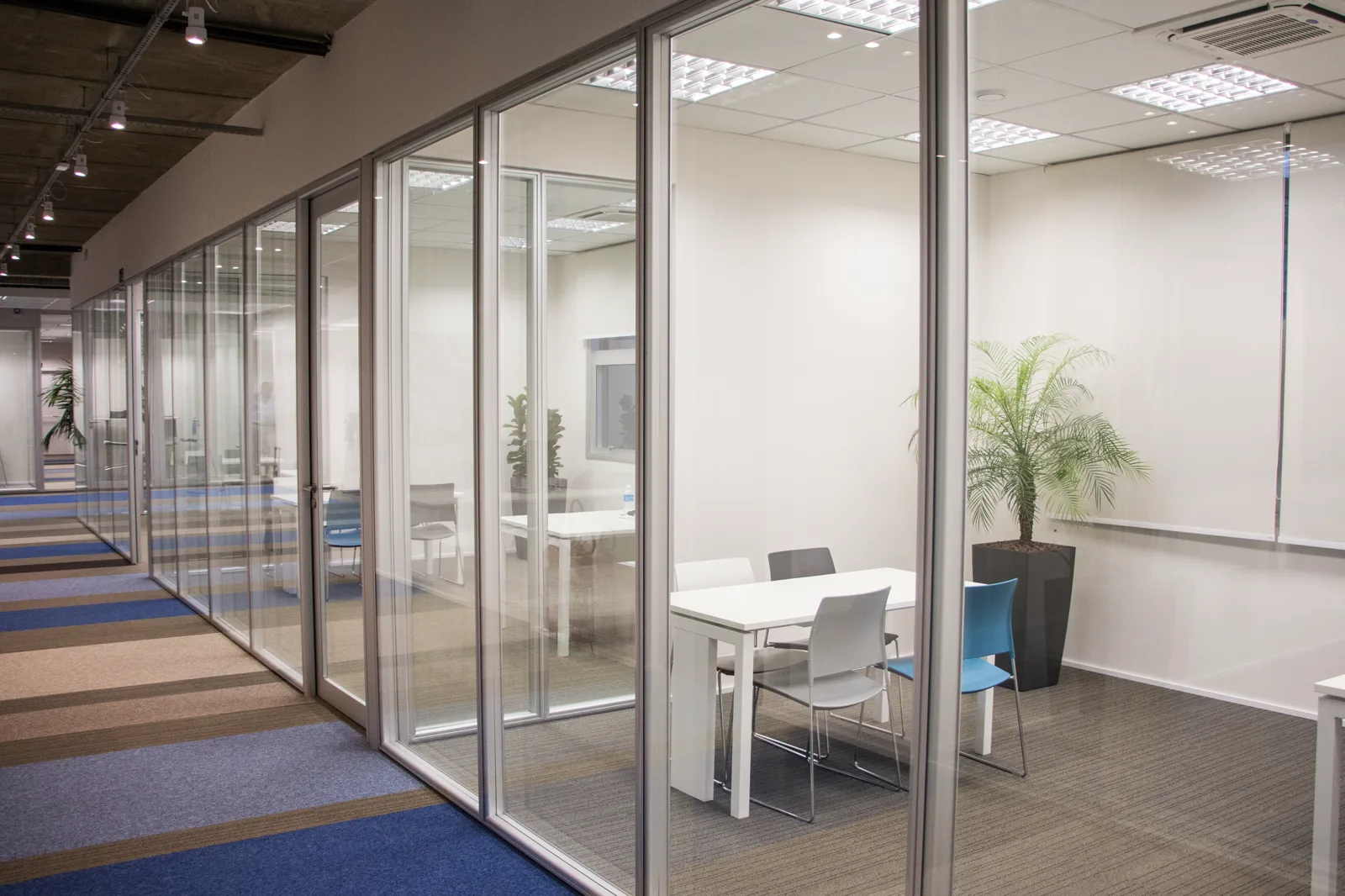 Salas privativas com divisórias modulares envidraçadas