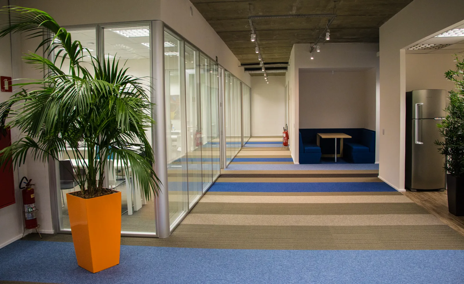 Corredor corporativo com divisórias e portas integradas